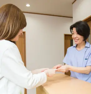 山下針灸房の受付スタッフがお客様を対応している様子