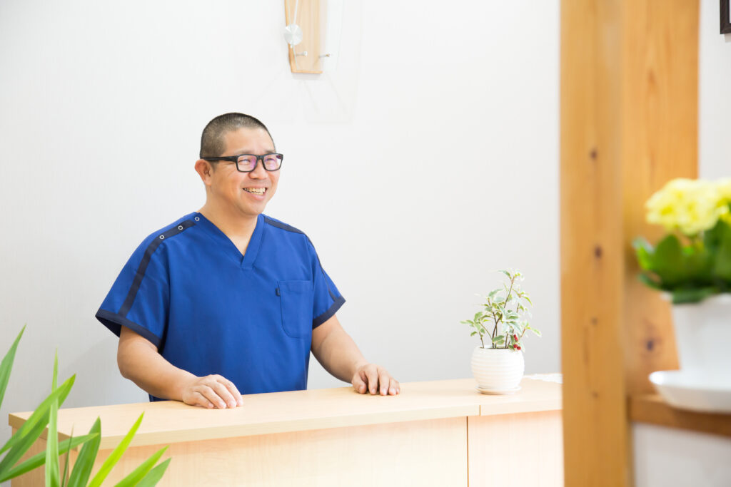 院長が受付で笑顔で迎える様子|姫路市 山下針灸房 妊活・マタニティ鍼灸専門