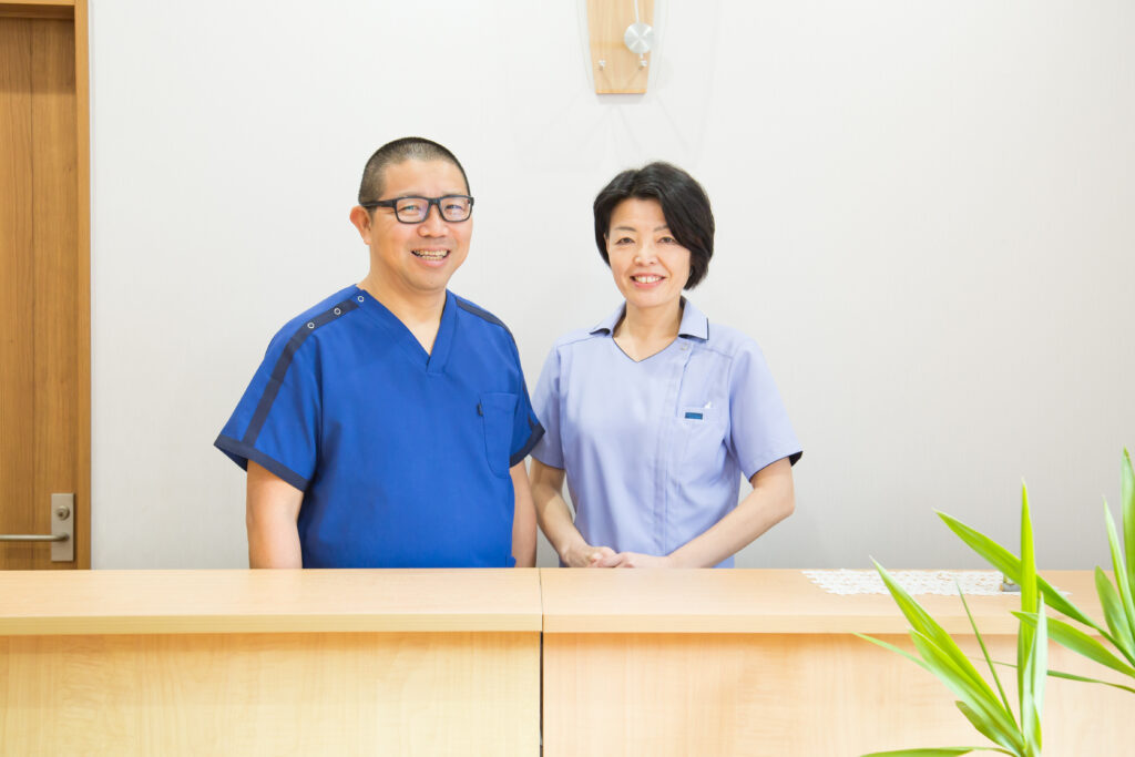 姫路市・山下針灸房の受付カウンター。笑顔で出迎えるスタッフの写真